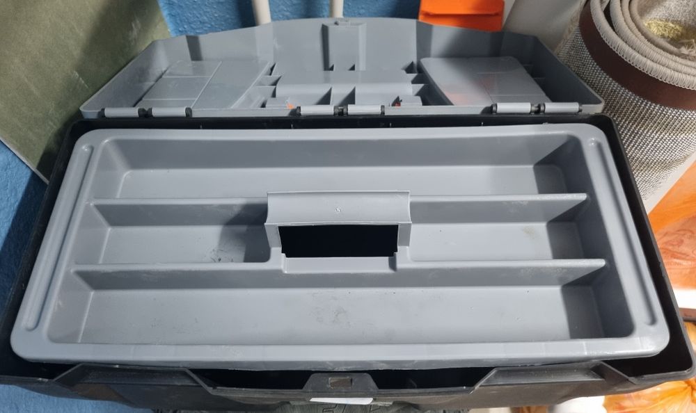 Пластиковый ящик для инструментов