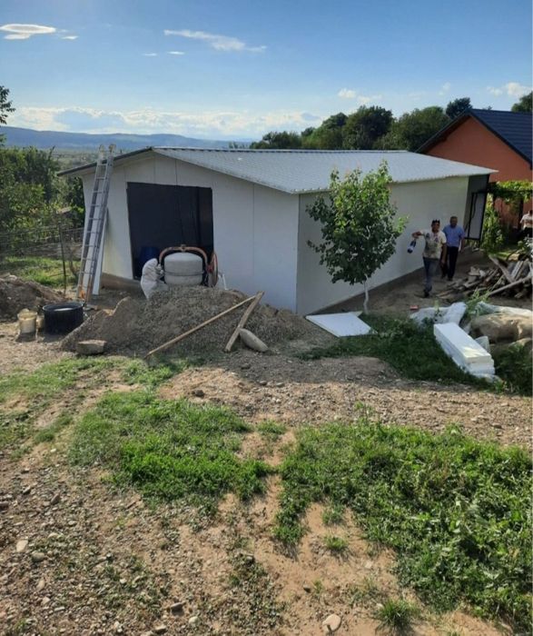 Garaje auto pe structura metalica învelite cu panouri Sandwich