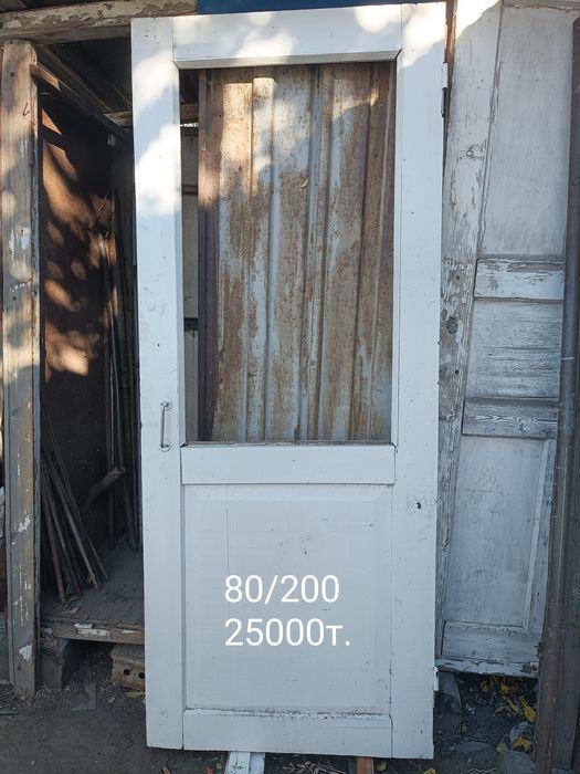Продам деревянные двери,б/у. Крашенные,.