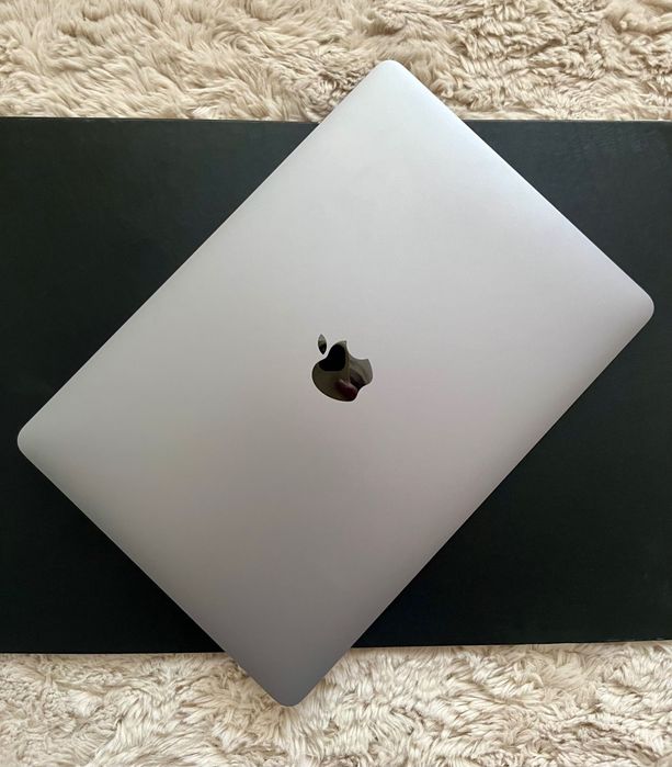 Vand Macbook Air M1 impecabil