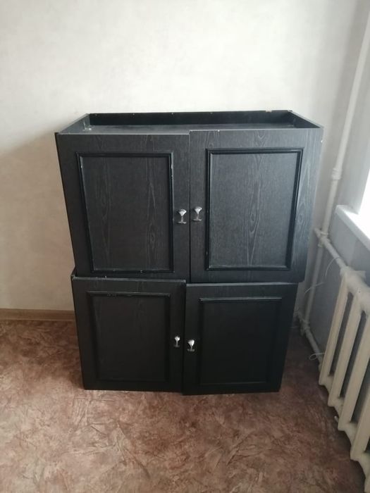 Кухонный стол и шкаф