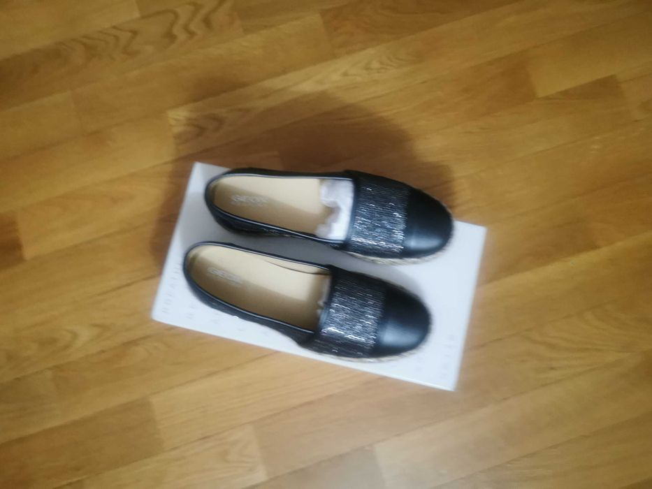 Нови дамски кожени обувки