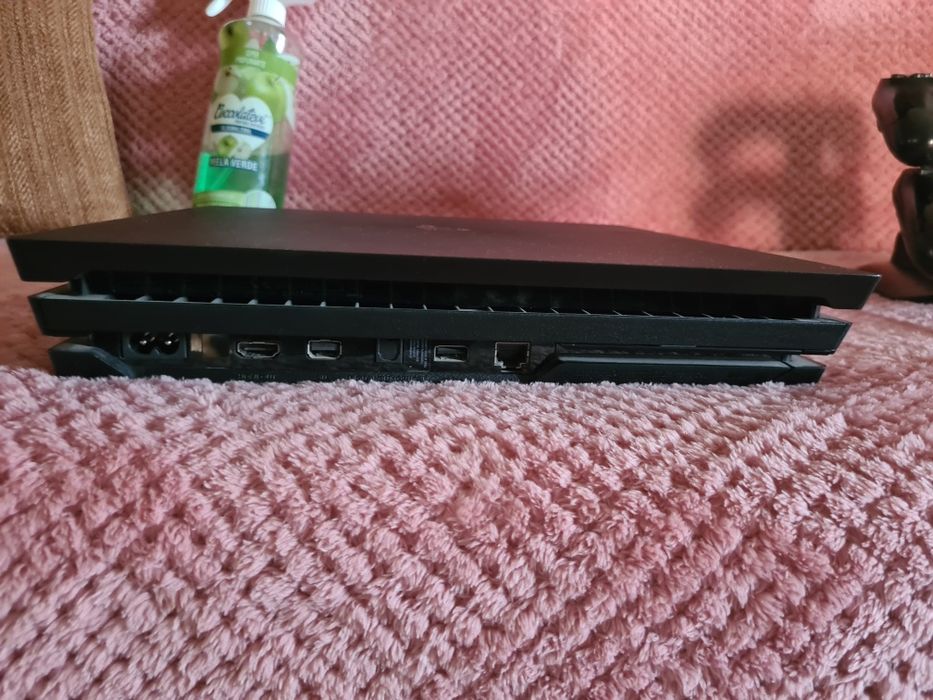 PlayStation 4 Pro MODAT (Stare Excelentă) + 2 Manete + Stație Încărcare