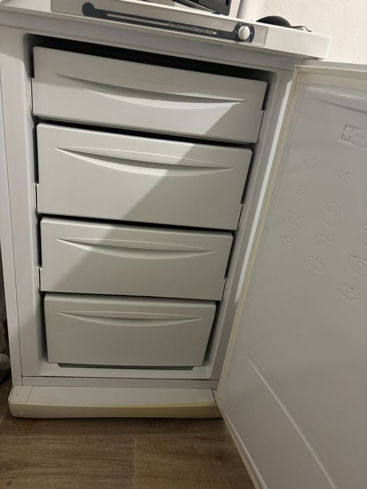 Продам морозильник Indesit