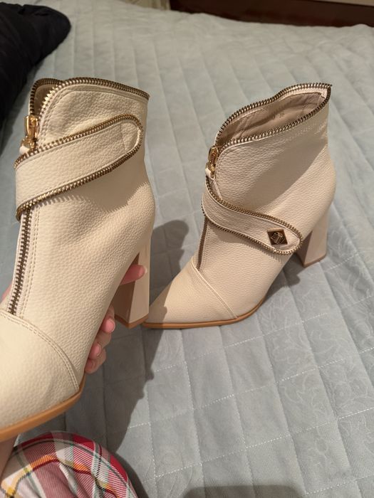 Белые туфли на каблуке