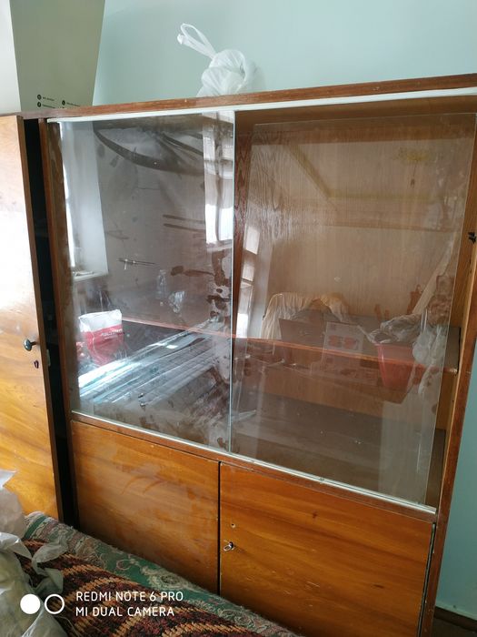 Сервант и 2 стола.