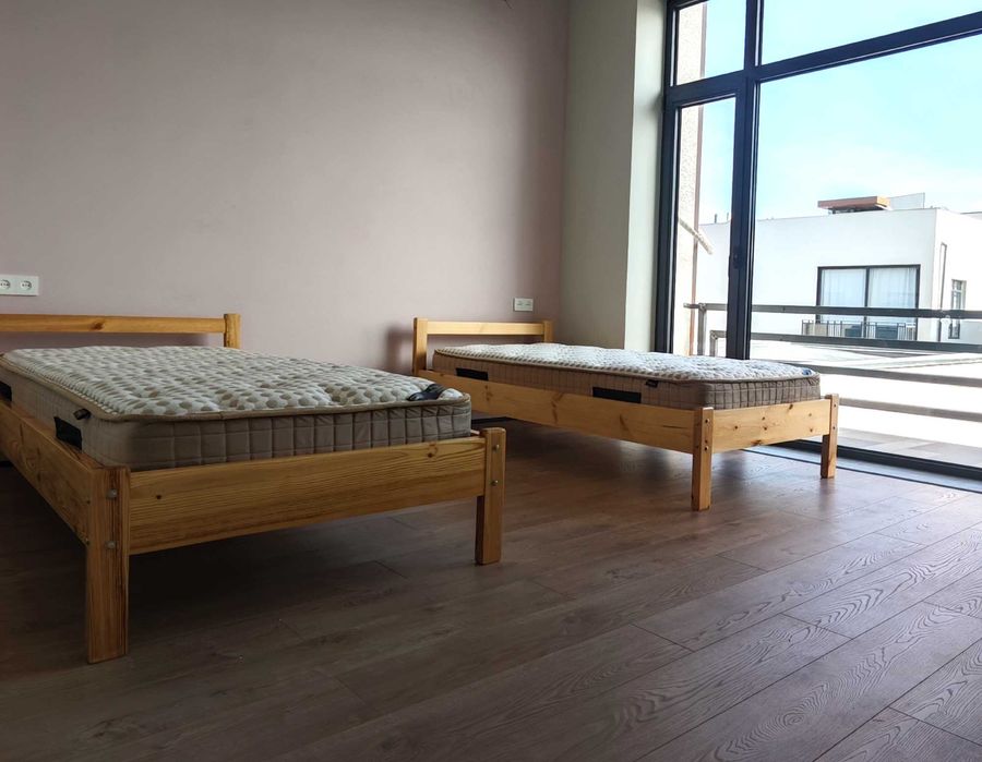 Односпальная кровать размером 200 на 90 из массива сосны