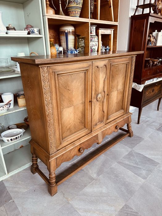 Антикварен дъбов шкаф / буфет с резба и фурнир