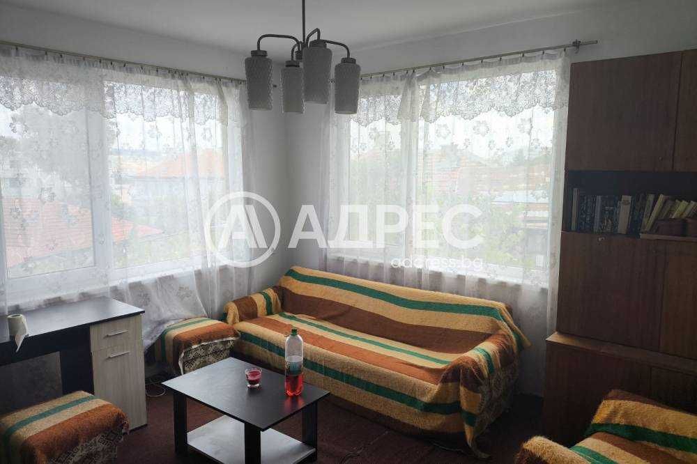 Двуетажна къща на плоча в района на математическата гимназия!