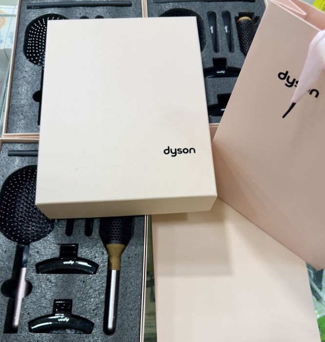 Расчёски dyson в подарочной упаковке.