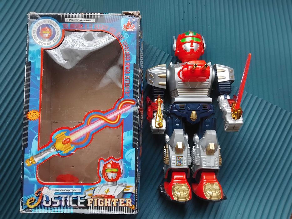 Justice Fighter - голяма играчка Робот Боец + кутия
