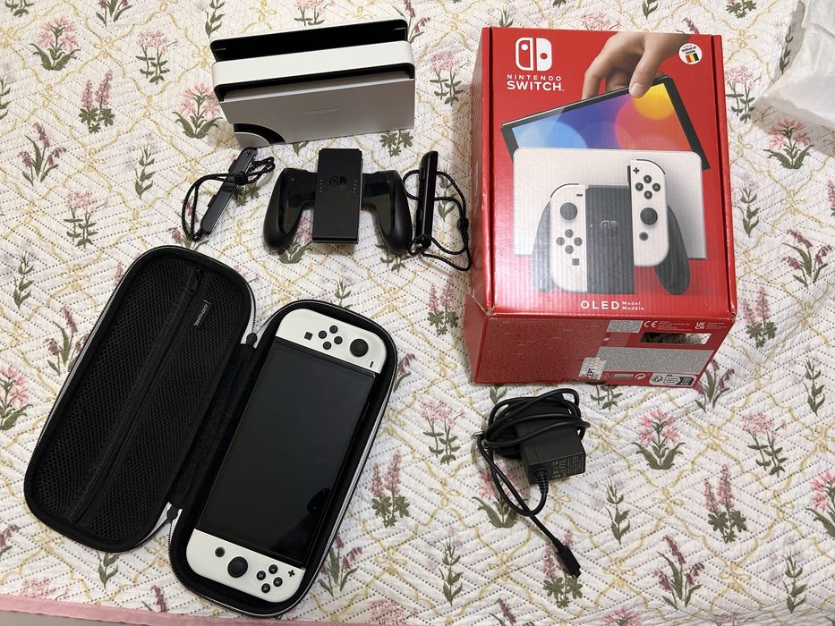Nintendo switch oled white impreuna cu husa de transport originala