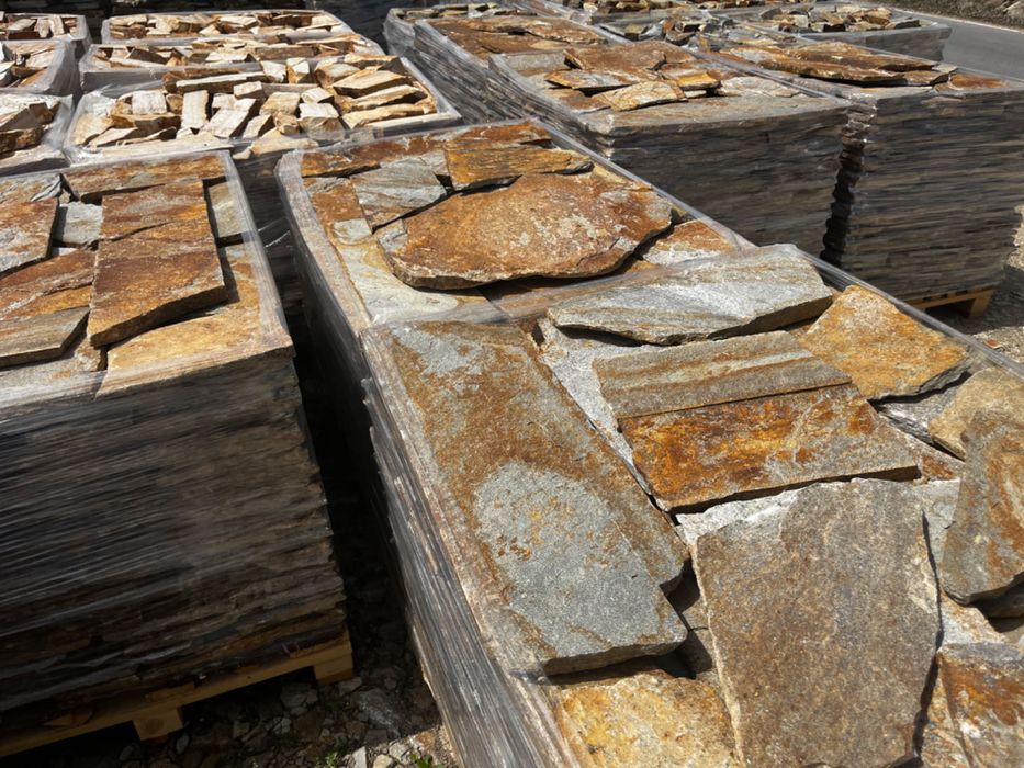 Жълто-кафяв естествен камък за под - гнайс