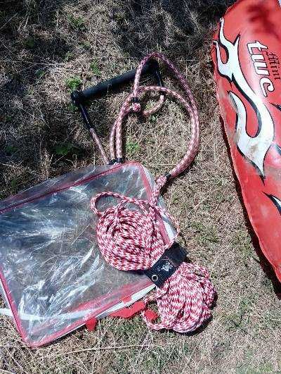 Моторна лодка с колесник и надуваем атракцион