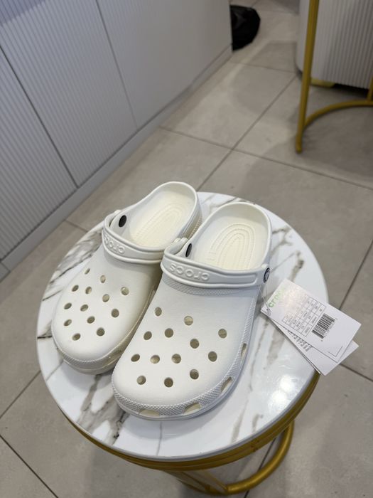 Стильные и удобные тапочки CROCS