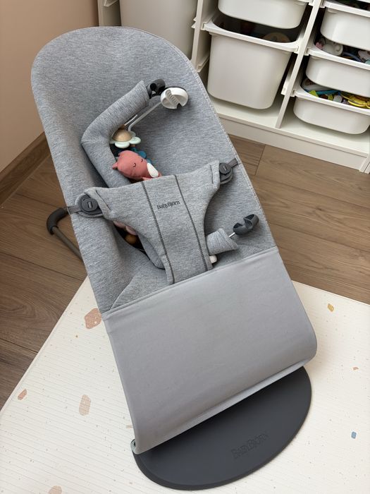Baby Bjorn Bouncer + играчки