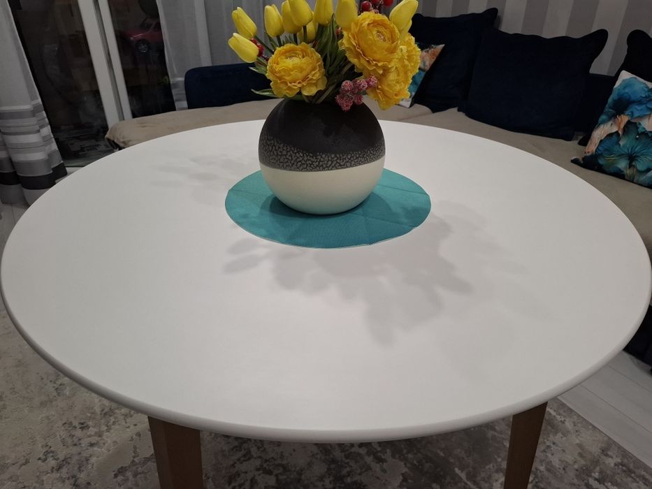 Masa moderna rotunda