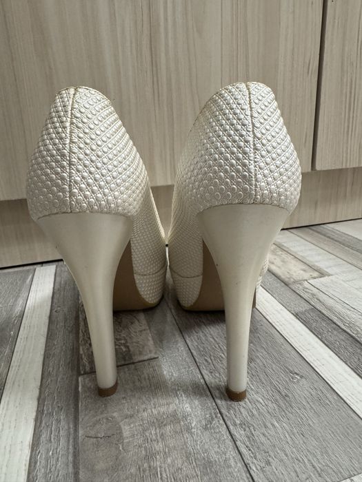 Елегантни официални обувки се продават по отделно