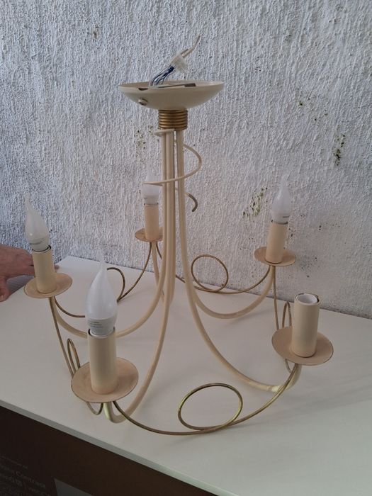 Продам люстру Карусель