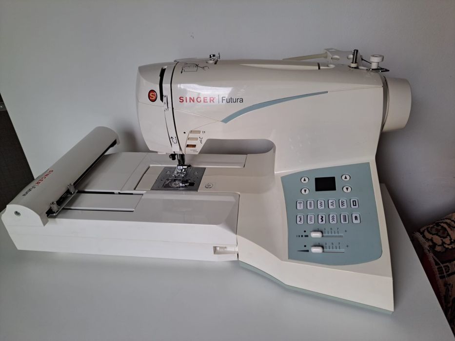 Mașină de cusut Singer Futura CE-250/CE-350
