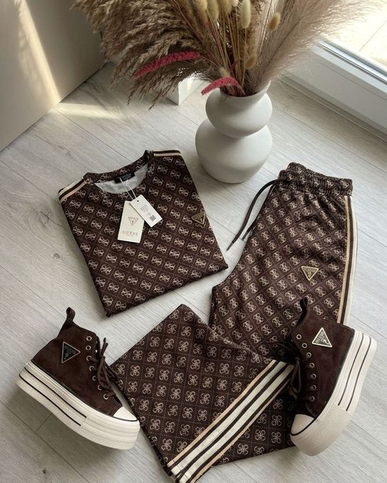 Compleu Guess 
Marimi L
Pret 260