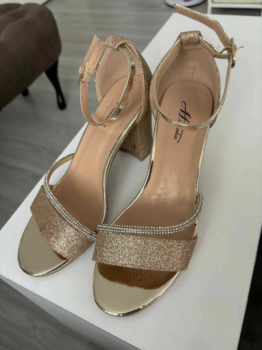 Елегантни токчета без забележки носени само по повод