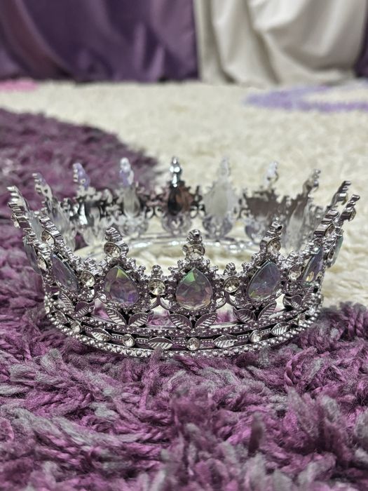 Продам корону красивую