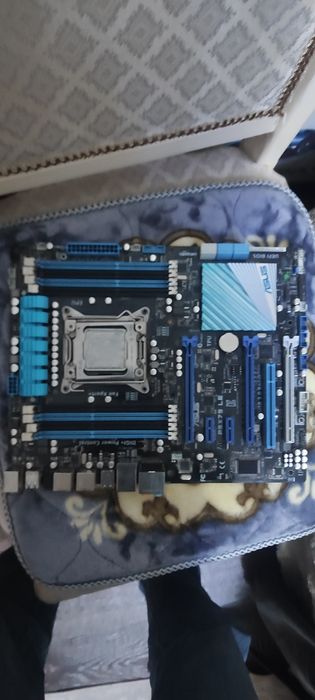 Материнская плата ASUS LGA1366, 6 слотов ОЗУ
