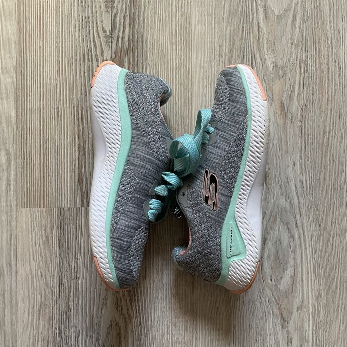 Papuci Skechers.