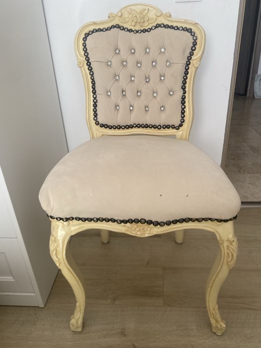 Oglinda decorativa de perete stil Baroc / Scaun in stil  Baroc/Rococo