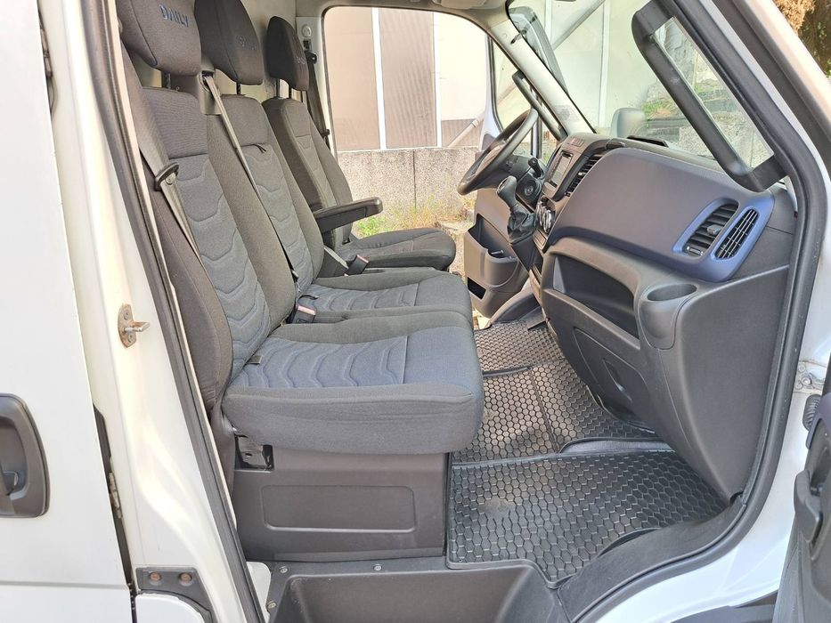 Продавам бус Iveco Daily 35-180 ХЛАДИЛЕН  2017г