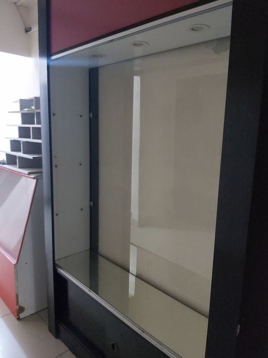 Витрины стеклянные с подсветкой