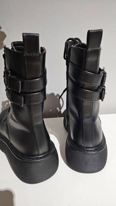 Зимни боти на ток и кубинки