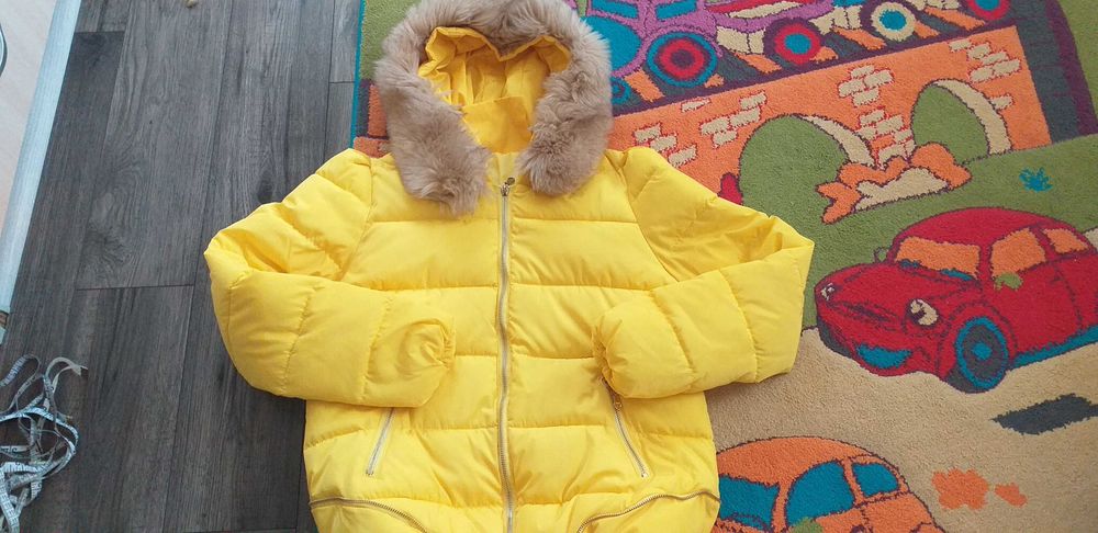 Дамско фирмено яке в патешко жълто с качулка с пух -л-хл-140лв.