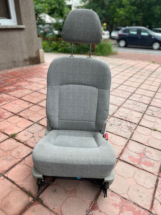 2 бр. Седалки за Хюндай Траджет 3 ред