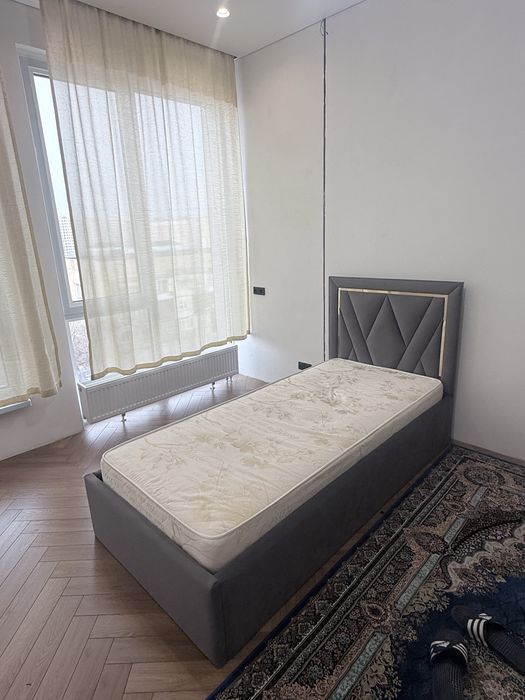 Продам кровать с матрасом