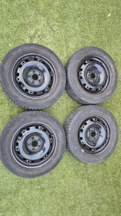 Vând set roți complete iarnă 15” – jante oțel + anvelope Nokian WR D4 + capace Skoda