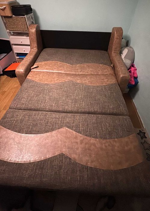 Vand canapea foarte bine intretinuta