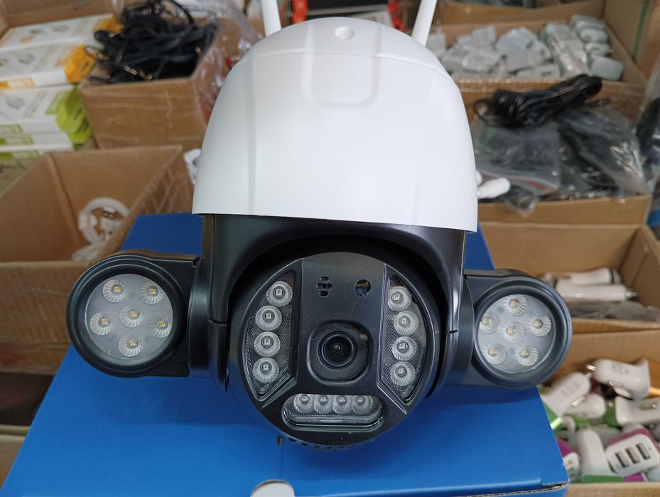 Въртяща се WiFi IP камера 5MP FULL-HD с мощни LED прожек iCSee V380pro