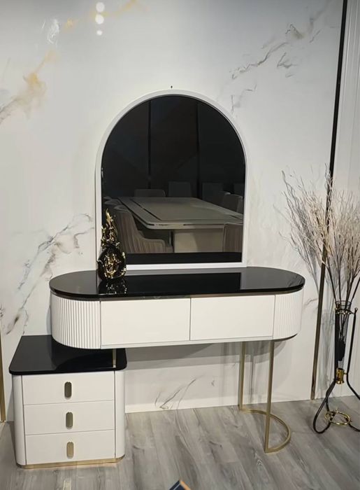 трюмо ,камот с зеркалом