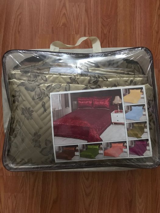 Cuvertură de pat aurie + fețe de pernă – set elegant