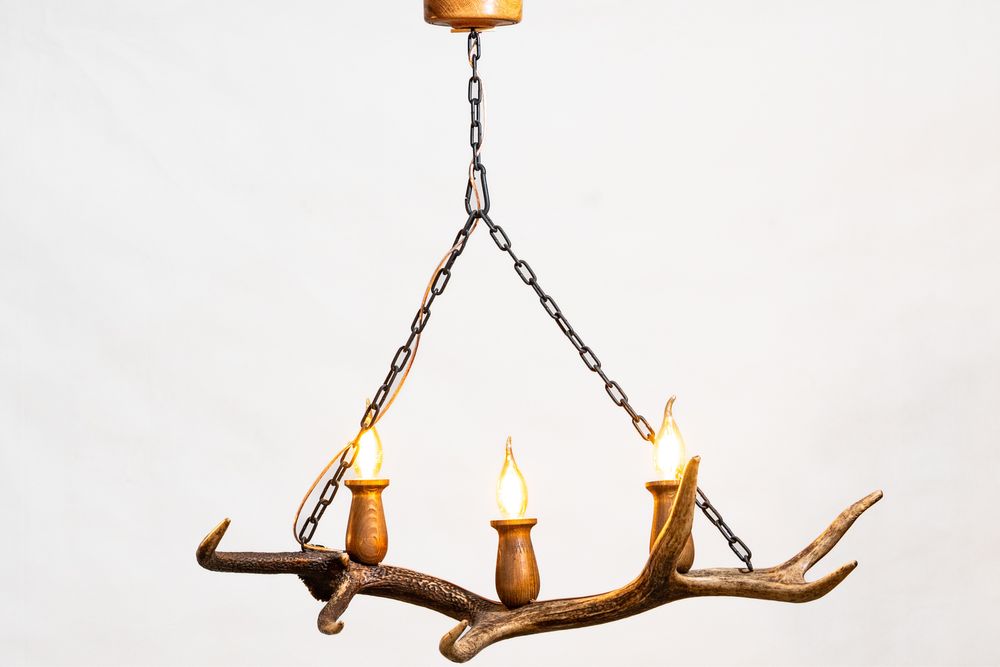 Ръчно изработени осветителни тела от еленови рога!