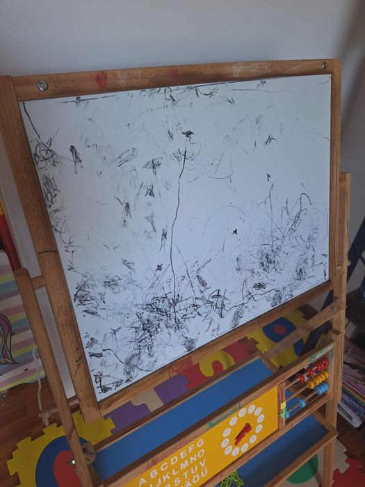 Tabla de lemn de scris folosita, plus cifre și litere magnetice