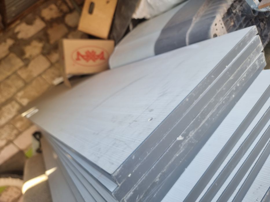 Срочно продам крючки,вешалки,полки