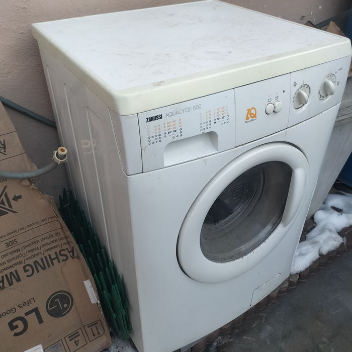 Продам стиральную машинку .