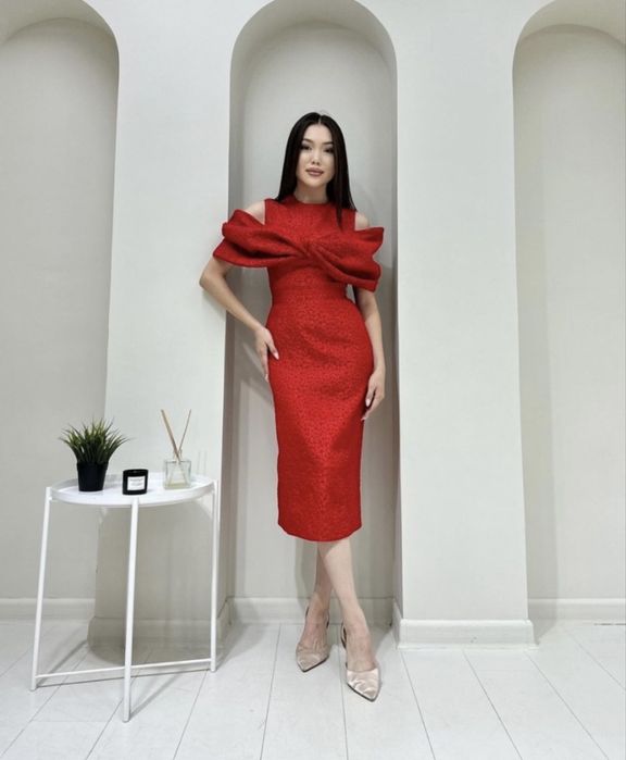 Красное платье с бантом