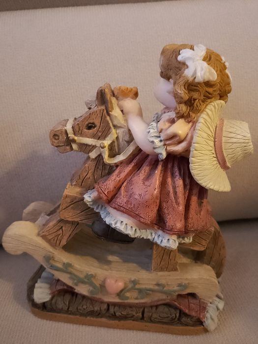 Фигура "Момиченце на дървен кон" и два самолета