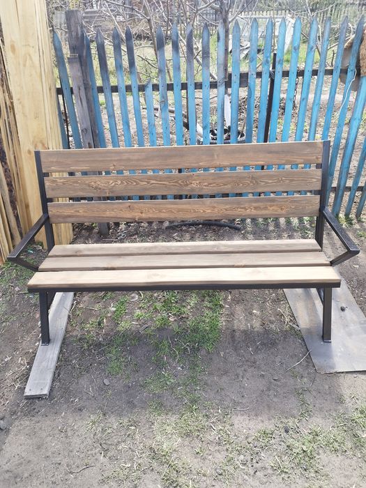 Стол и лавочки .