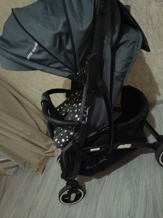 Продаётся детская коляска фирмы  Пьер Карлин коляска почти новая