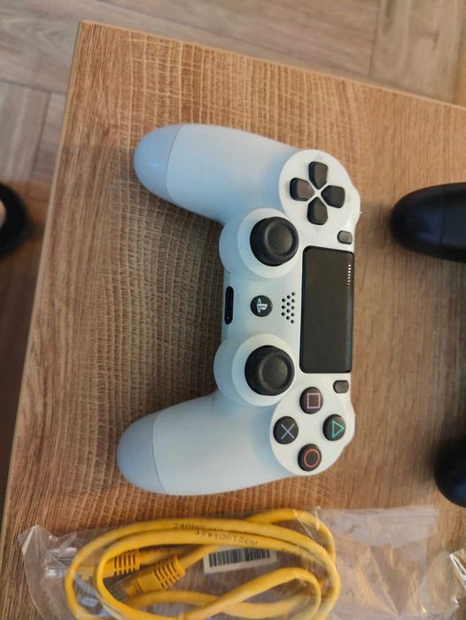 Playstation 4 slim (перфектно състояние)